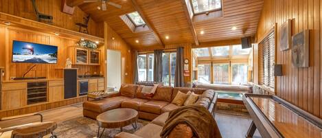 Televisie, een open haard, tafelvoetbal en een kantoor