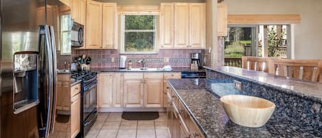 Réfrigérateur, four à micro-ondes, un four, surface de cuisson