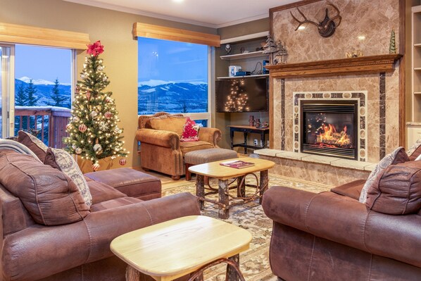 TV, fireplace, foosball - Great Location. Incredible Views. Clubhouse. (Silverthorne)