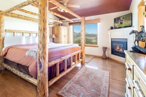 5 bedrooms, iron/ironing board, travel crib, free WiFi - Great Location. Incredible Views. Clubhouse. (Silverthorne)