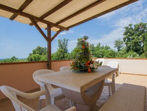 Outdoor dining - Nice apartment for 4 guests with WIFI, pool, A/C, TV and terrace (Riparbella)