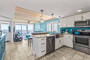 Een koelkast, een microgolfoven, een oven, een kookplaat