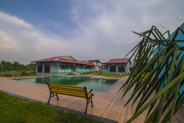 Outdoor pool - Dream View Heritage Resort (Sohagpur)