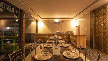 Daily buffet breakfast (INR 300 per person)