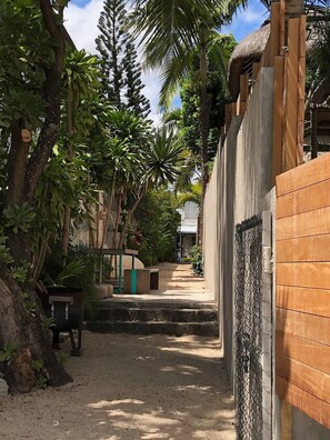 Apartment, 3 Schlafzimmer, Terrasse, Gartenblick | Unterkunftsgelände