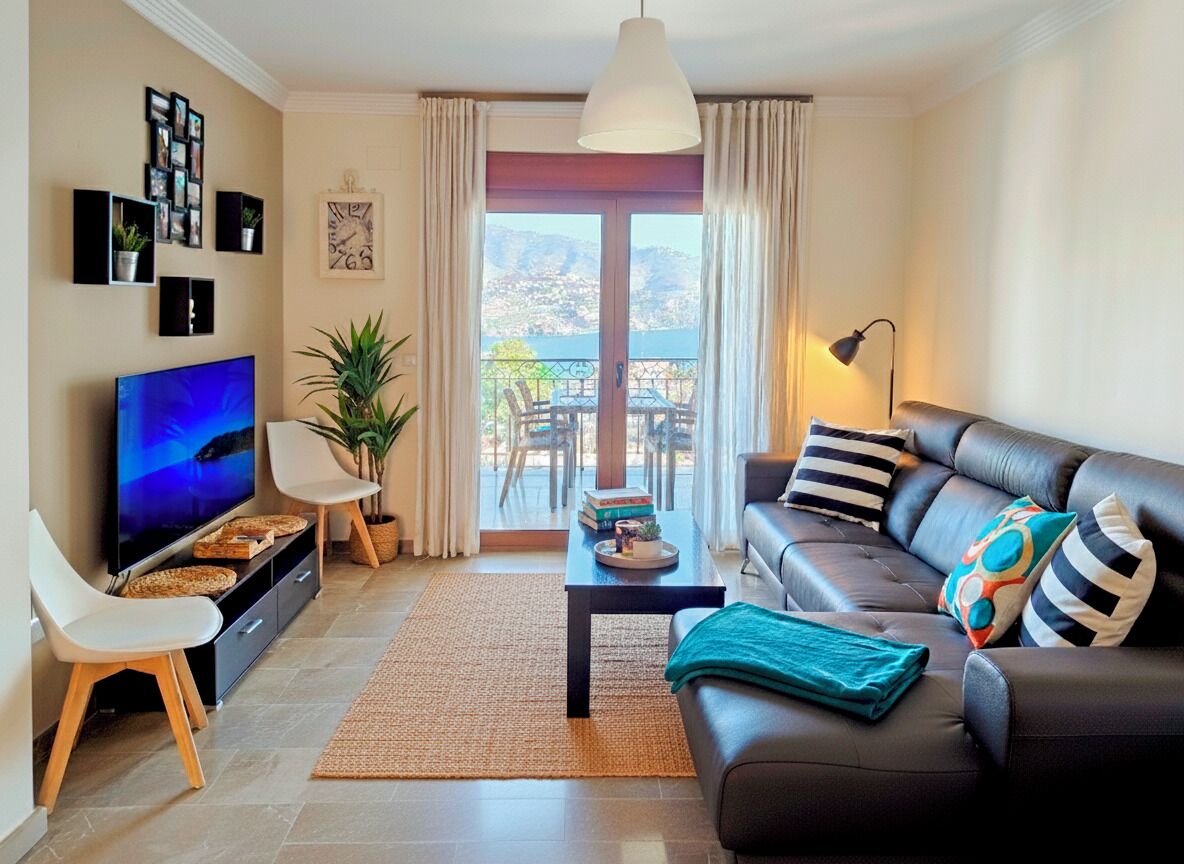 Una Smart TV, libros, una pantalla de ordenador