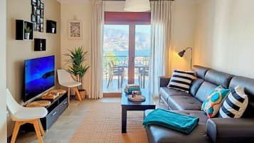 Una Smart TV, libros, una pantalla de ordenador