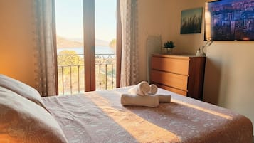 2 dormitorios, escritorio, tabla de planchar con plancha y cuna de viaje