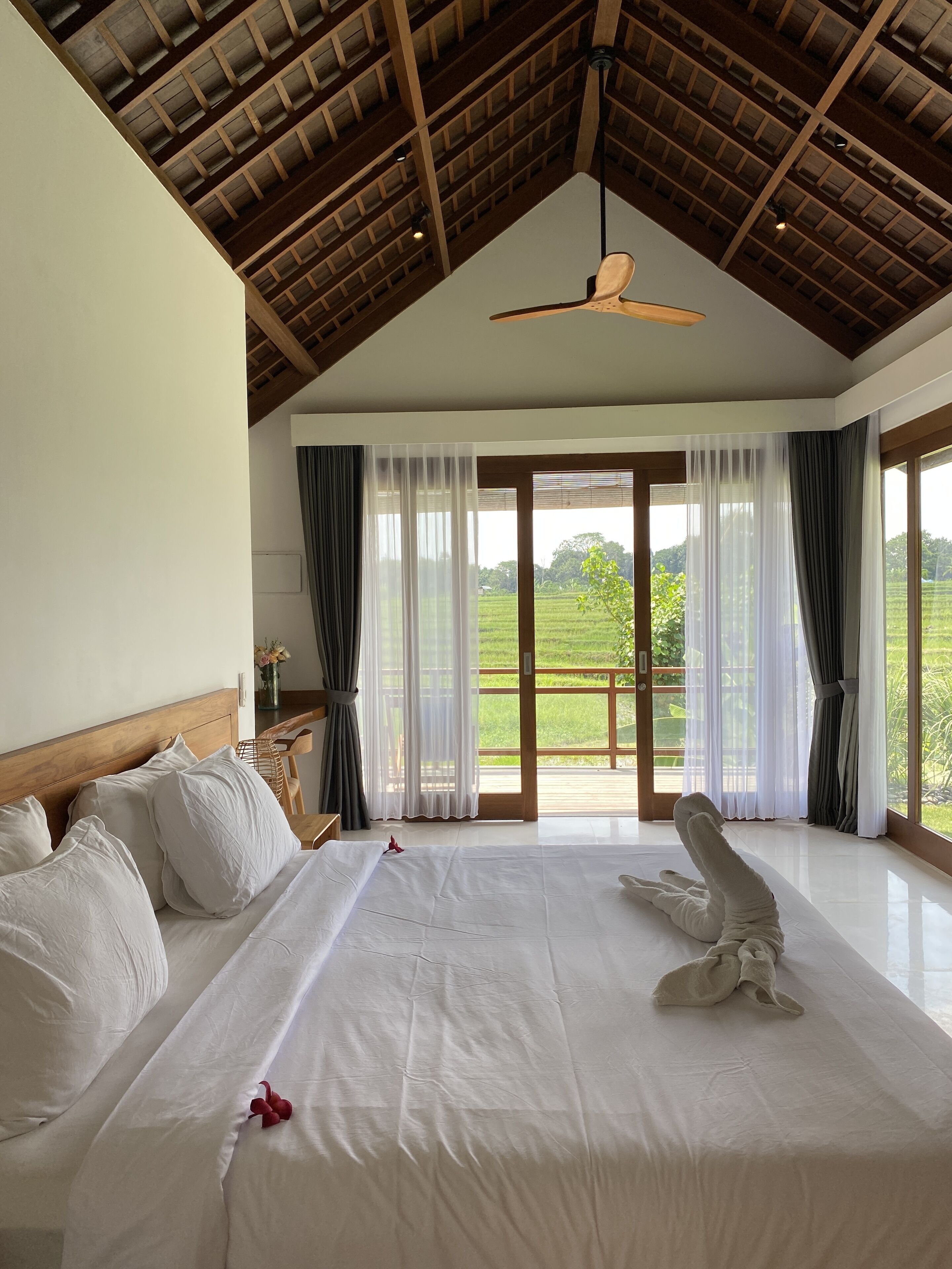 4 bedrooms, travel cot, WiFi, bed sheets