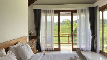 4 bedrooms, travel cot, WiFi, bed sheets