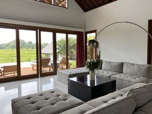 Smart TV - 4 Bedrooms with Rice Field and Sunset View in Canggu (Bali)