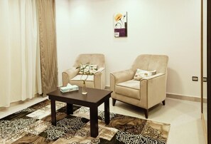 Junior Room | Living area | TV - Asis Rise شروق الواحات الراقية للشقق المخدومة (Jeddah)