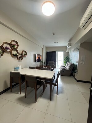 Full-sized fridge, microwave, oven, stovetop - Mactan Newtown Seaview 2 bedroom near airport (Lapu-Lapu)