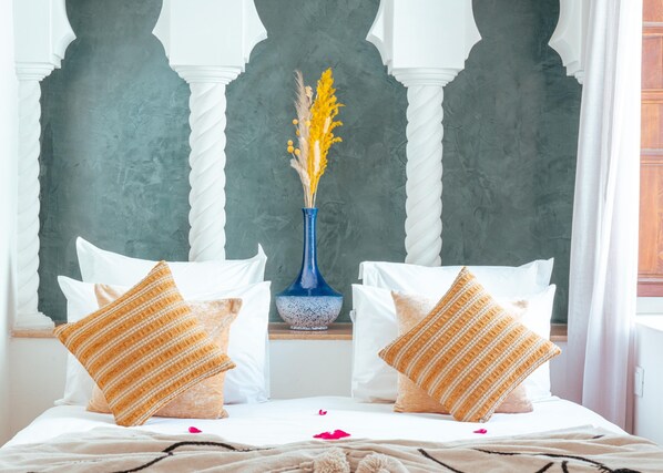 Habitación triple superior, baño privado (Chambre 8) | Ropa de cama de alta calidad, minibar, caja fuerte