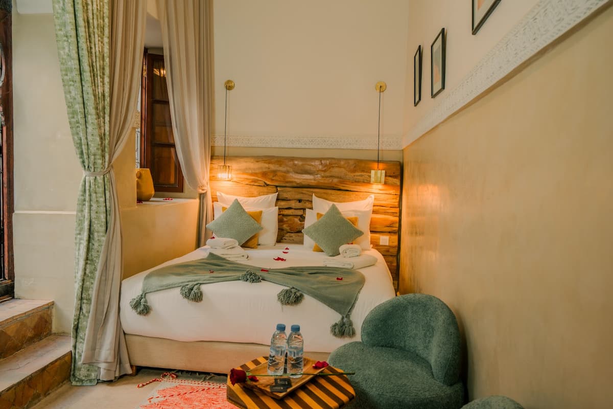 Standard Double Room, Accessible, Ensuite (Chambre 2) | 8 bedrooms, premium bedding, minibar, in-room safe