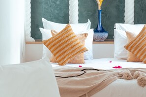 Superior-værelse til 3 personer - eget badeværelse (Chambre 8) | 8 soveværelser, premium-sengetøj, minibar, pengeskab på værelset