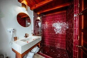 ห้องดีลักซ์ดับเบิลหรือทวิน, วิวสระว่ายน้ำ (Chambre 5) | เครื่องนอนระดับพรีเมียม, มินิบาร์, ตู้นิรภัยในห้องพัก