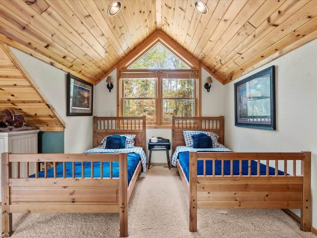 3 bedrooms, desk, iron/ironing board, travel crib