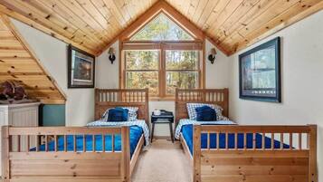 3 chambres, bureau, fer et planche Ă repasser, lit parapluie