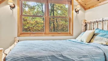 3 slaapkamers, een bureau, een strijkplank/strijkijzer, reisbedje