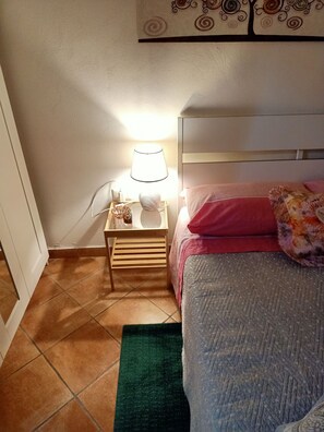 2 bedrooms, WiFi, bed sheets - Apartment with two double rooms (Napoli)