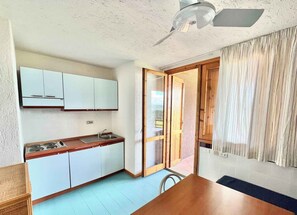 Kühlschrank, Mikrowelle, Herdplatte
