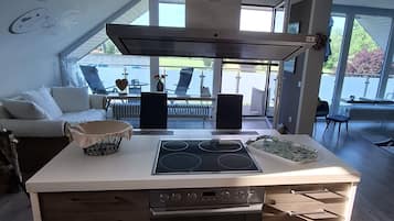 Kühlschrank, Mikrowelle, Ofen, Herdplatte