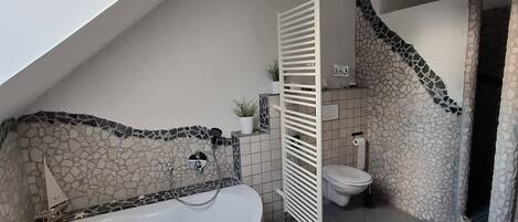 Dusche, Haartrockner, Bademäntel, Hausschuhe