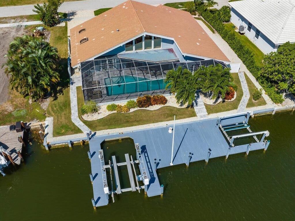 Contemporary 4 Bedroom Waterfront Charmer....great Family Vacation Home