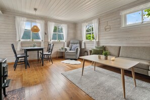 Smart TV, fireplace, stereo