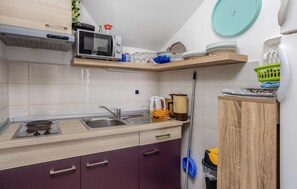 Réfrigérateur, micro-ondes, plaque de cuisson, lave-vaisselle