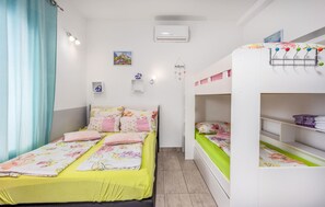 Iron/ironing board, free WiFi, bed sheets