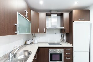 Frigorífico, microondas, horno y placa de cocina