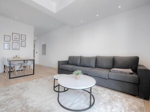 Premium appartement | Woonruimte | Een 32-inch lcd-televisie met kabelzenders