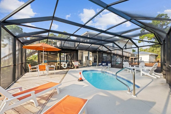 Una piscina al aire libre, una piscina climatizada