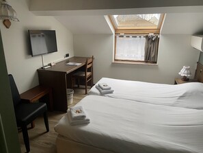 Doppia Basic | Una scrivania, postazione laptop, ferro/asse da stiro, Wi-Fi gratuito