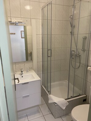 Doccia, set di cortesia gratuito, asciugacapelli, asciugamani