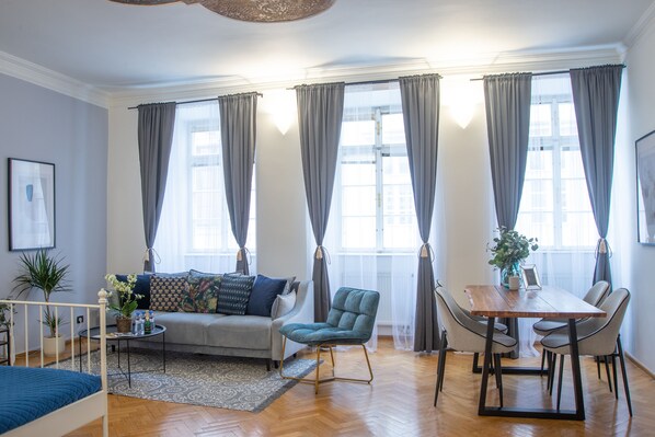 Living area - Best Location & Price - Historic Square Residency (Hlavní mesto Praha)