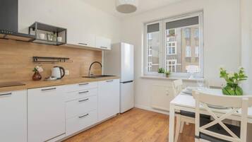 Fridge, stovetop, dishwasher, electric kettle