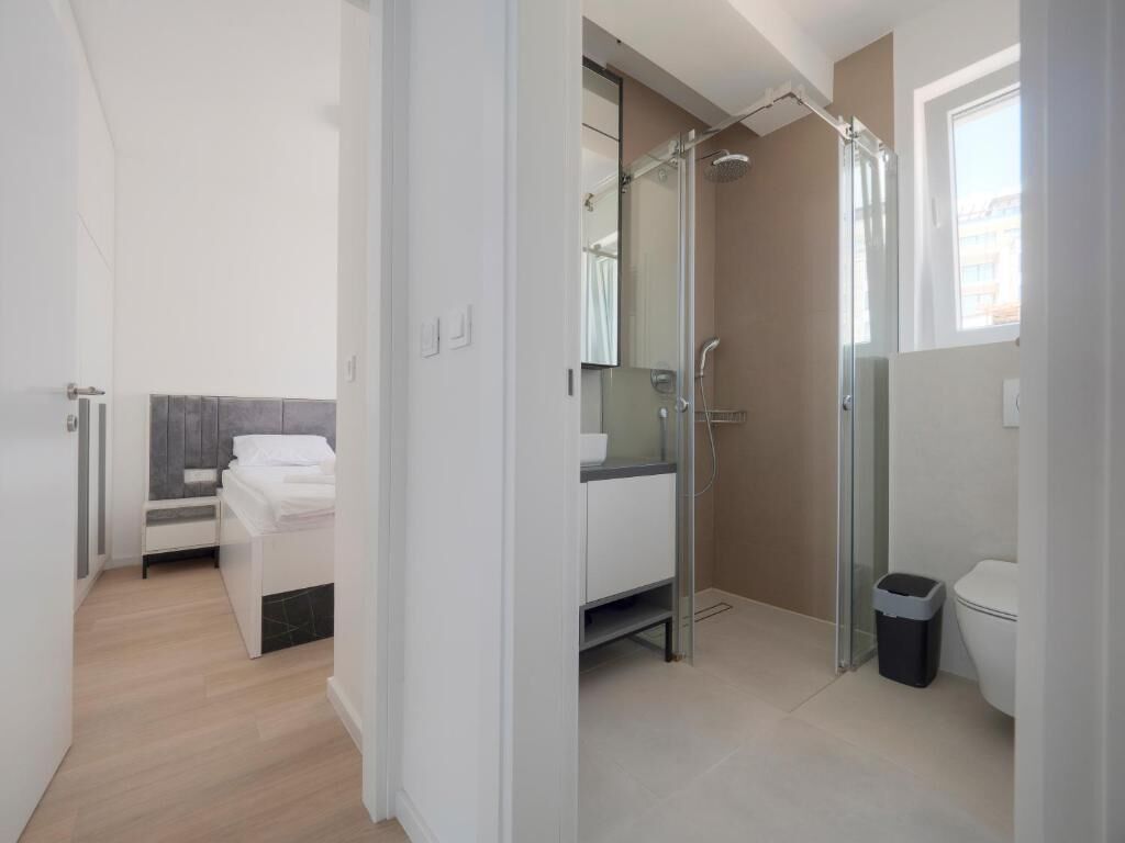 2 habitaciones, escritorio y espacio para trabajar con laptop 