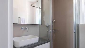 Deluxe Apartment | Bathroom | Shower, hair dryer, towels