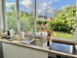 Fridge, oven, stovetop, electric kettle