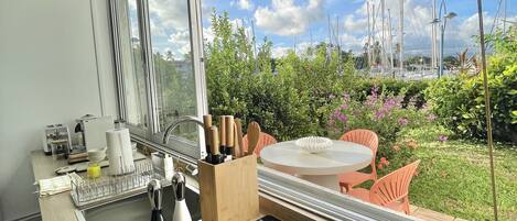 Fridge, oven, stovetop, electric kettle