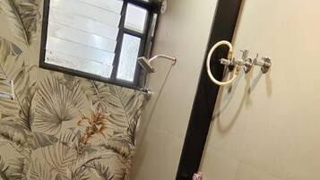 Un baño con inodoro, lavabo y ducha.