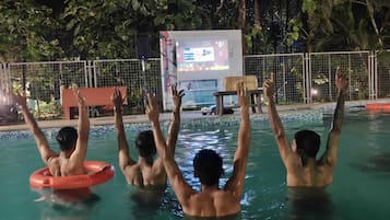 Una piscina al aire libre