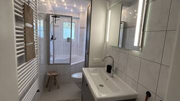 Kostenlose Toilettenartikel, Haartrockner, Handtücher, Seife