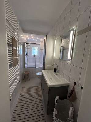 Amenidades de baño gratuitas, secadora de cabello, toallas, jabón 