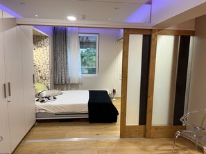 1 bedroom, desk, iron/ironing board, free WiFi