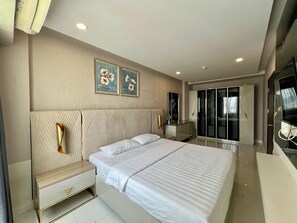 Premium Condo, 1 King Bed with Sofa bed, Kitchen, City View - APARTMENT 1BR FREE POOL GYM STEAM&SAUNA  (Phnom Penh)