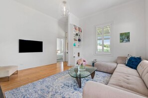 Smart TV, fireplace, books - Coastal Charm in Prime Position (Sorrento)